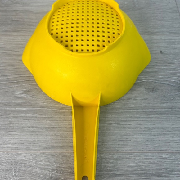 Vintage yellow Tupperware strainer - Picture 3 of 4